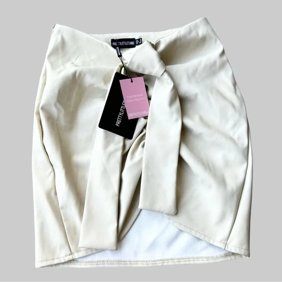 NWT PRETTYLITTLETHING Cream Faux Leather V Front Ruched Mini Skirt - Picture 5 of 11